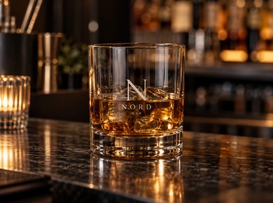 Whisky tumbler featuring a discreet bar logo